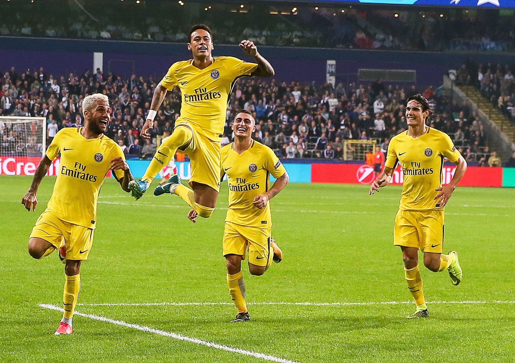El jugador del París Saint-Germain Neymar celebra con sus compañeros el gol anotado.