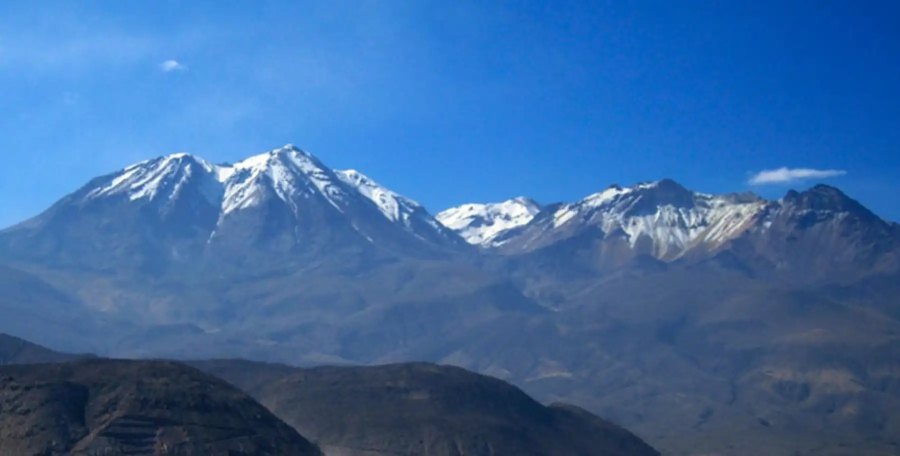 Estudios preliminares realizados al Chachani, uno de los volcanes de la ciudad de Arequipa, revelaron que en el pasado sus erupciones fueron muy explosivas, incluso superiores a las del volcán Misti, lo que lo cataloga como un coloso muy peligroso, informó el Observatorio Vulcanológico del Instituto Geológico Minero y Metalúrgico.Foto:  ANDINA/Difusión.