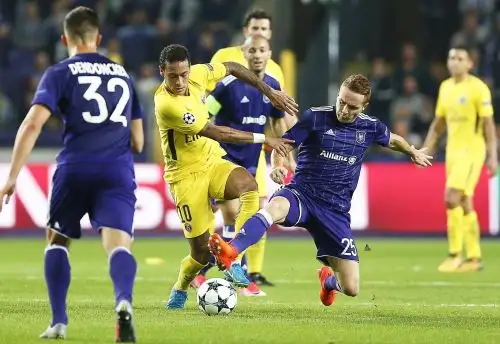 Adrien Trebel del Anderlecht disputa el balón con Neymar del PSG. Foto: EFE