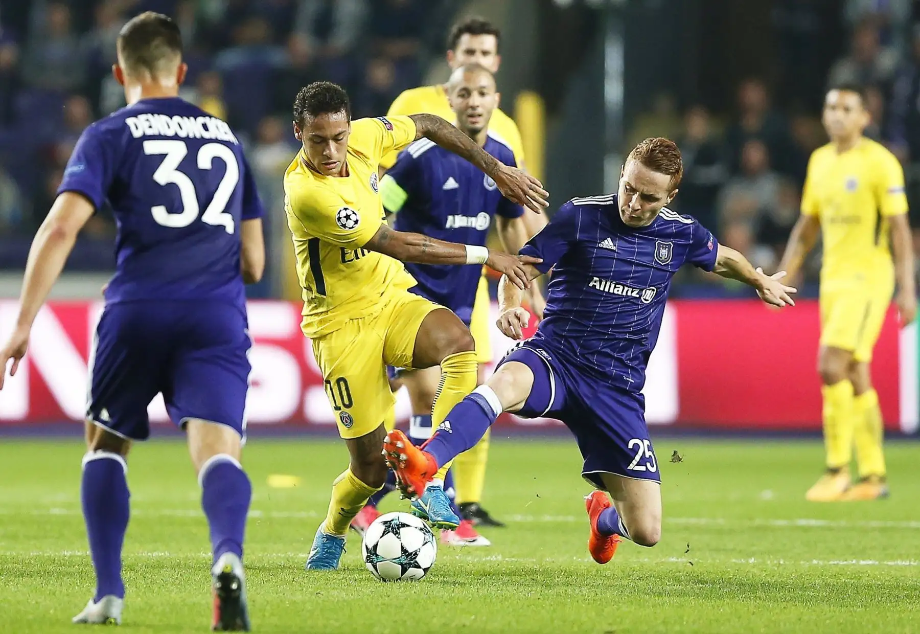 Adrien Trebel del Anderlecht disputa el balón con Neymar del PSG. Foto: EFE
