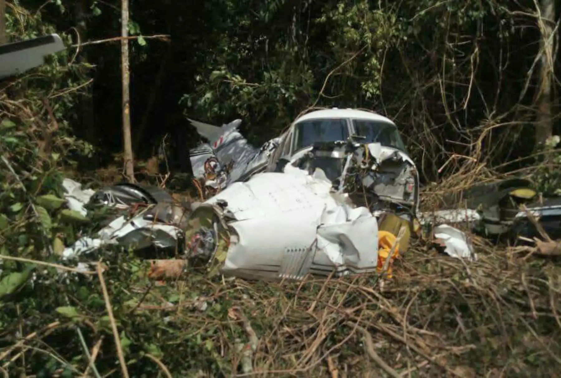 Imágenes exclusivas de la avioneta de la compañía Air Majoro que ayer protagonizó un accidente cuando se dirigía a Pucallpa y se precipitó en medio de la selva. Aunque la avioneta quedó parcialmente destrozada, sus 12 ocupantes salvaron de morir. ANDINA/Difusión