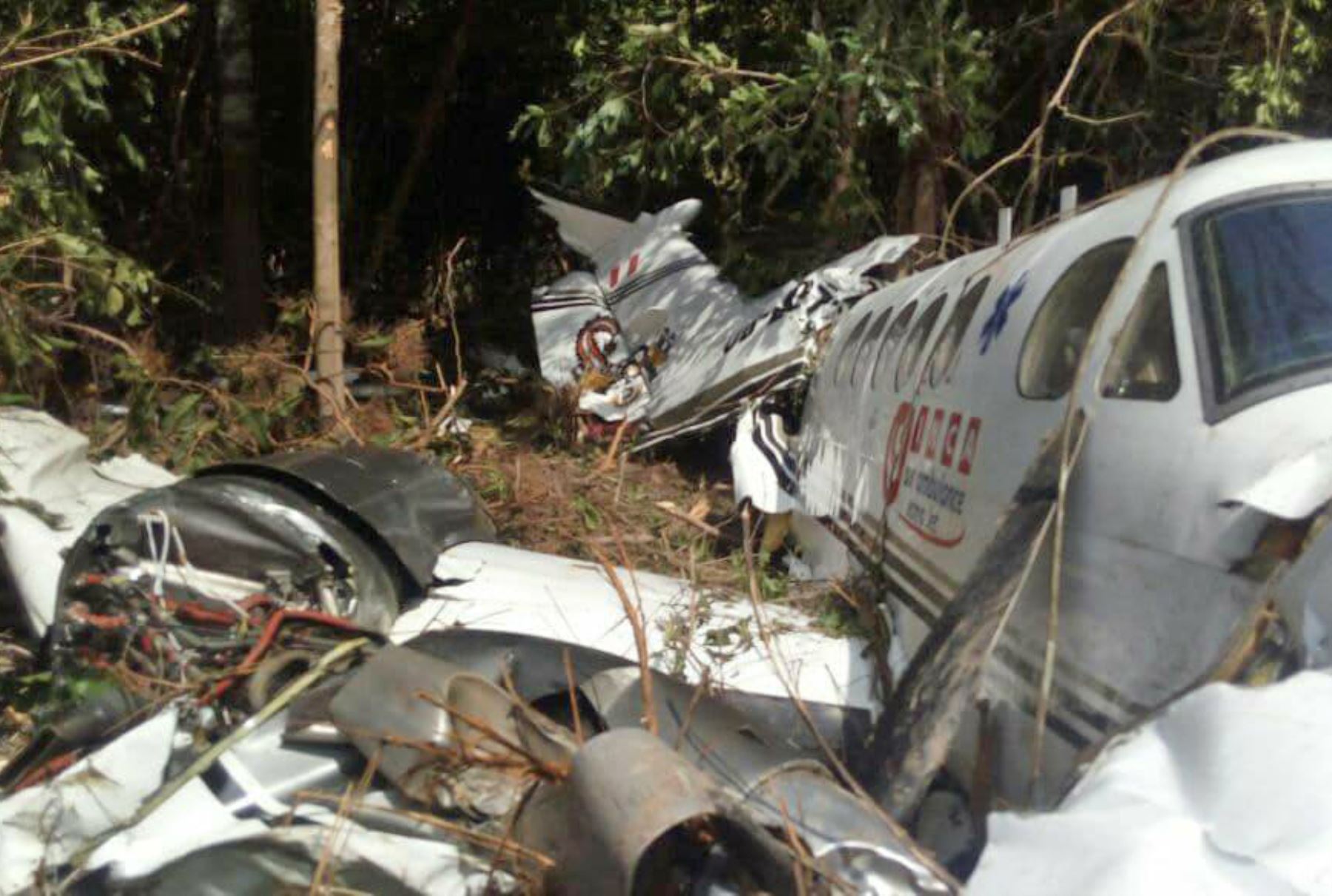 Imágenes exclusivas de la avioneta de la compañía Air Majoro que ayer protagonizó un accidente cuando se dirigía a Pucallpa y se precipitó en medio de la selva. Aunque la avioneta quedó parcialmente destrozada, sus 12 ocupantes salvaron de morir. ANDINA/Difusión