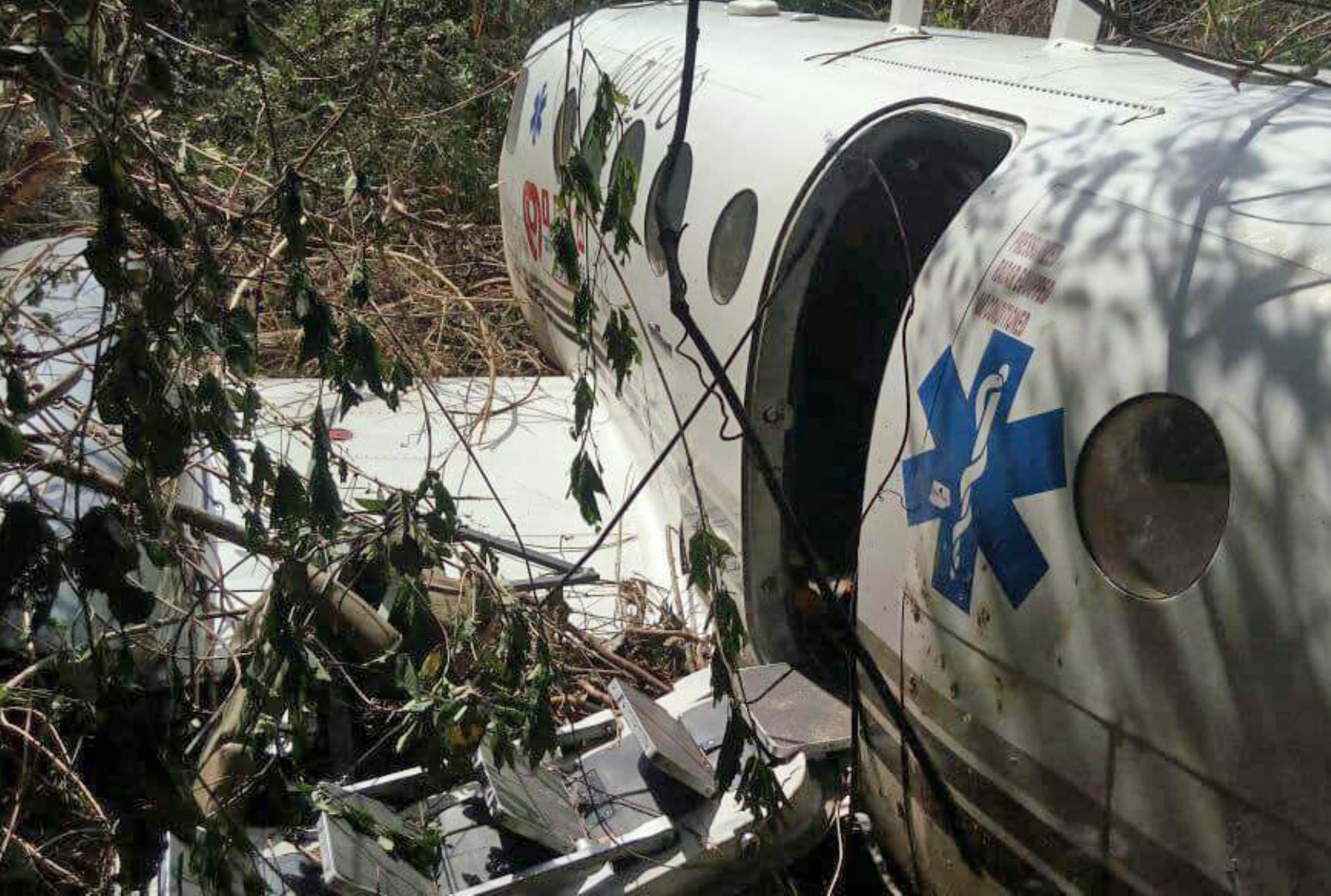 Imágenes exclusivas de la avioneta de la compañía Air Majoro que ayer protagonizó un accidente cuando se dirigía a Pucallpa y se precipitó en medio de la selva. Aunque la avioneta quedó parcialmente destrozada, sus 12 ocupantes salvaron de morir. ANDINA/Difusión