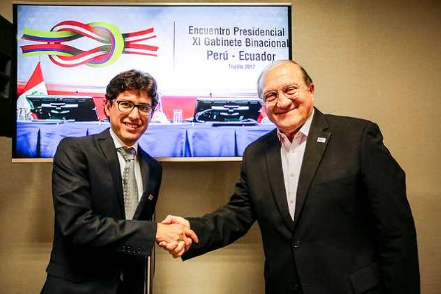 Ministro de Salud, Fernando D’Alessio y el viceministro de Gobernanza y Vigilancia de la Salud de Ecuador, Carlos Durand Salinas.