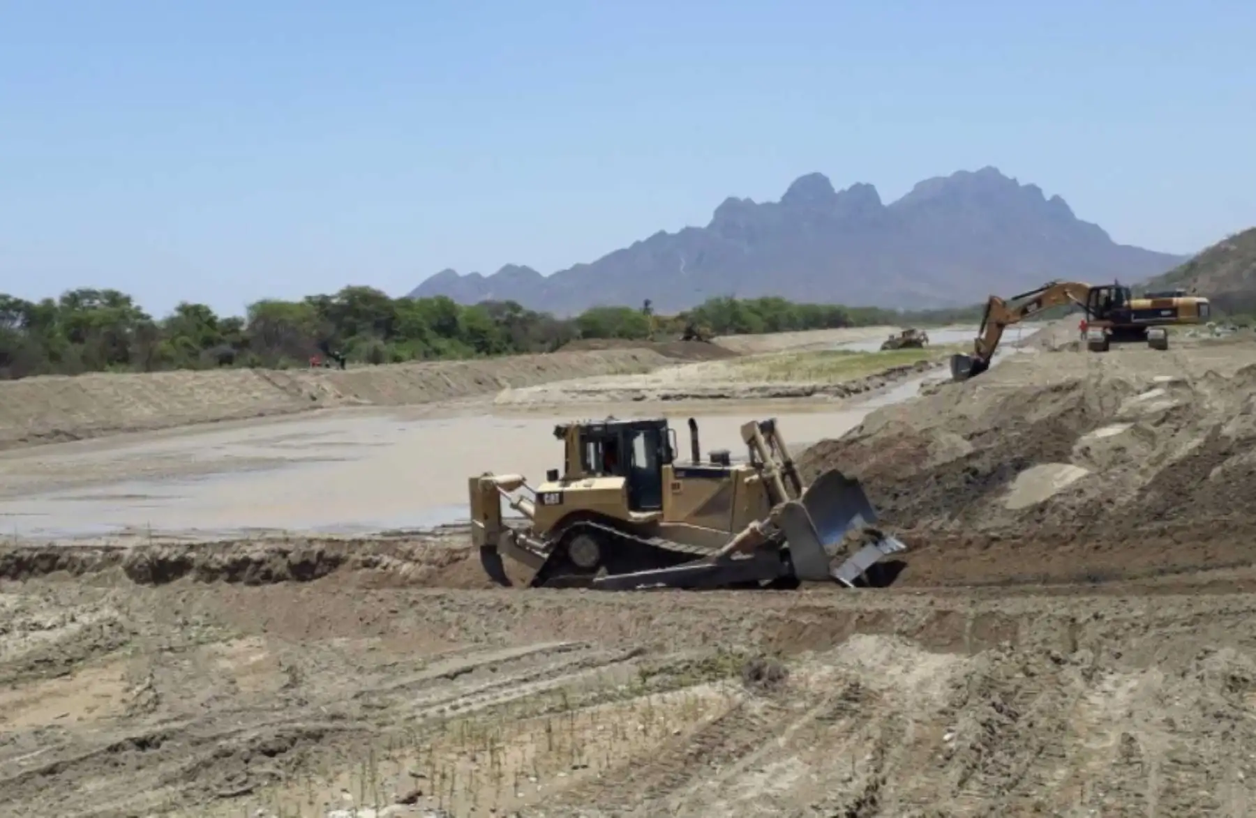 El Programa Subsectorial de Irregaciones (PSI) del Ministerio de Agricultura y Riego (Minagri) avanza con la descolmatación del tramo I del río Olmos, en la región Lambayeque, que comprende una longitud de 7 kilómetros.