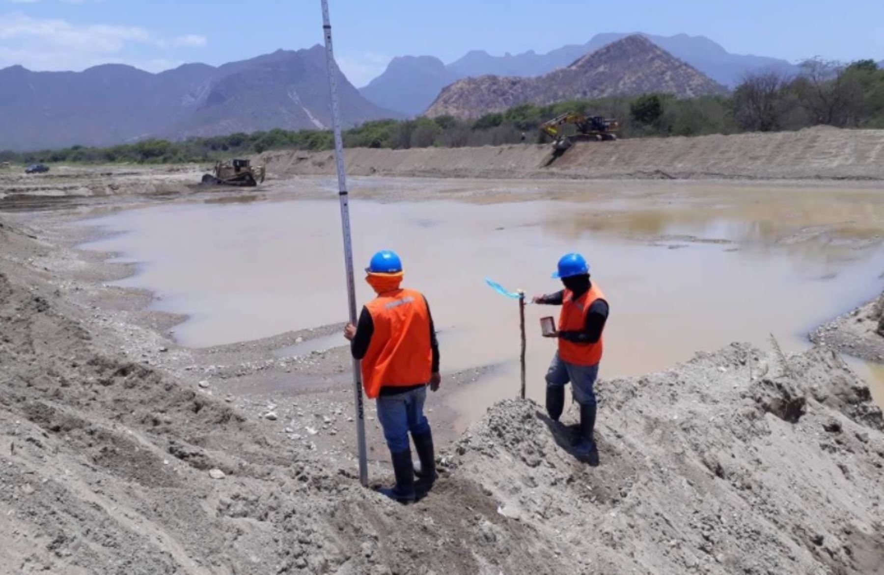 El Programa Subsectorial de Irregaciones (PSI) del Ministerio de Agricultura y Riego (Minagri) avanza con la descolmatación del tramo I del río Olmos, en la región Lambayeque, que comprende una longitud de 7 kilómetros