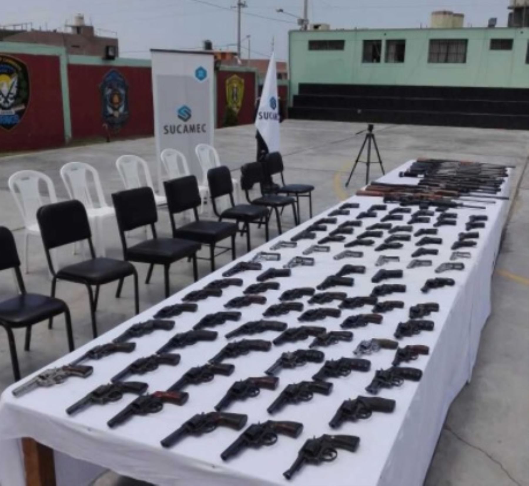 La Superintendencia Nacional de Control de Servicios de Seguridad, Armas, Municiones y Explosivos de Uso Civil (Sucamec) realizó la décimo quinta donación de armamento a la Policía Nacional del Perú (PNP) con la entrega de 100 armas de fuego a la Escuela Técnico Superior de la PNP de Chimbote.