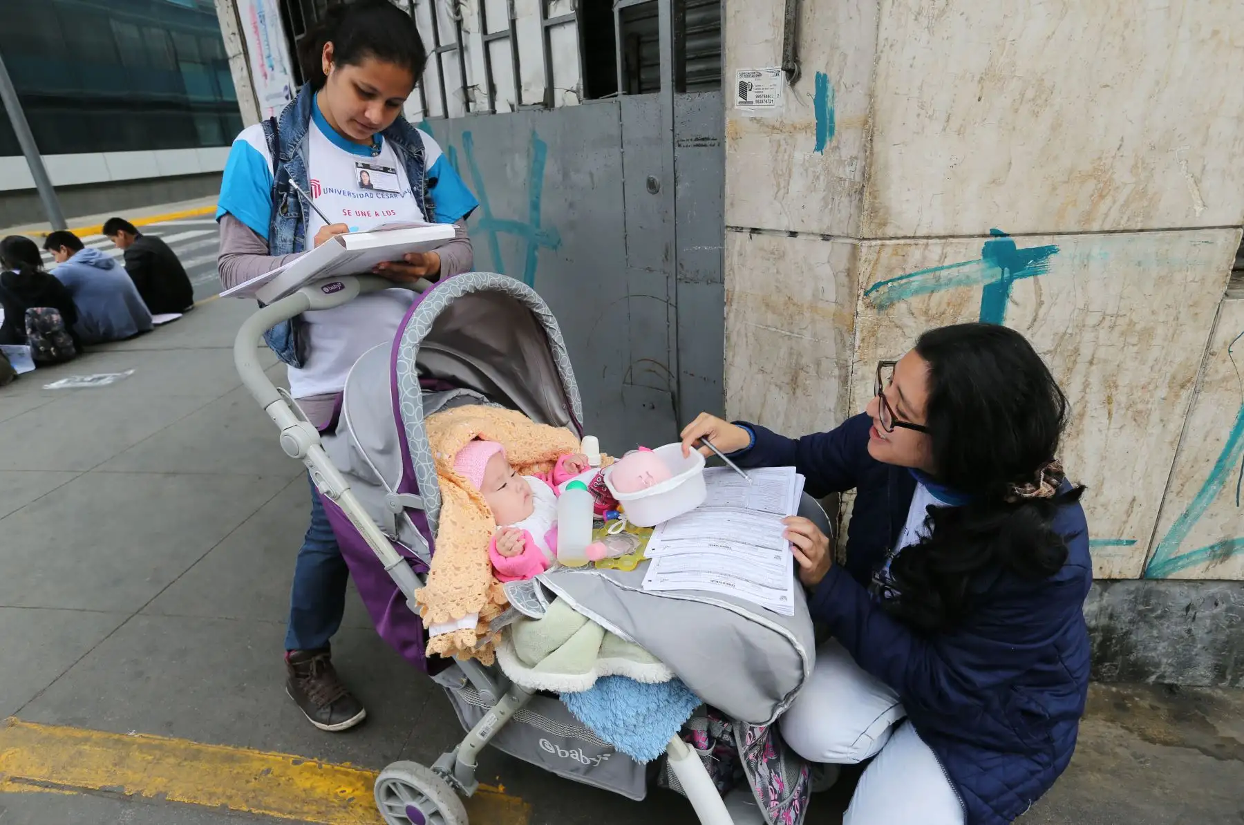 LIMA PERÚ, OCTUBRE 22. Empadronadora acompañada de su hija inicia su labor en el Censo Nacional 2017. Foto: ANDINA/ Norman Cordova