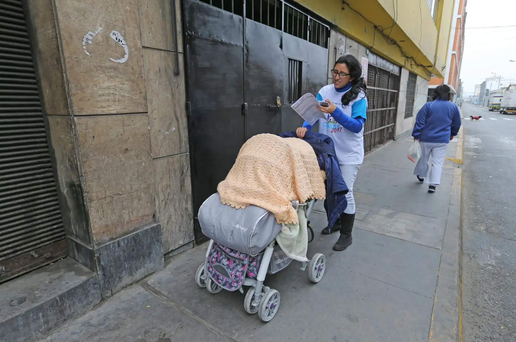 LIMA PERÚ, OCTUBRE 22. Empadronadora acompañada de su hija inicia su labor en el Censo Nacional 2017. Foto: ANDINA/ Norman Cordova
