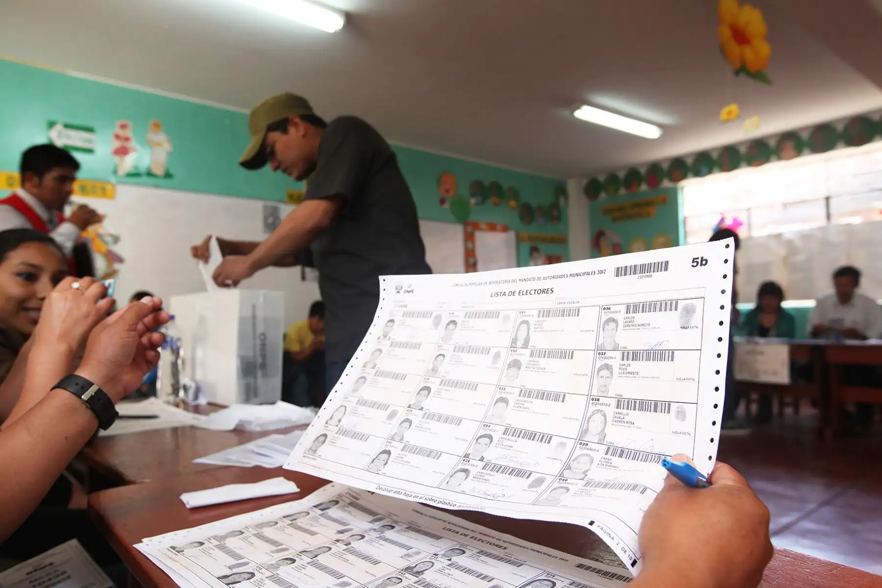 En las Elecciones Regionales y Municipales del domingo 7 de octubre de este año votarán 23 millones 374,975 ciudadanos, quienes podrán elegir a 12,903 autoridades, de acuerdo al padrón electoral elaborado por el Registro Nacional de Identificación y Estado Civil (Reniec). ANDINA/Difusión