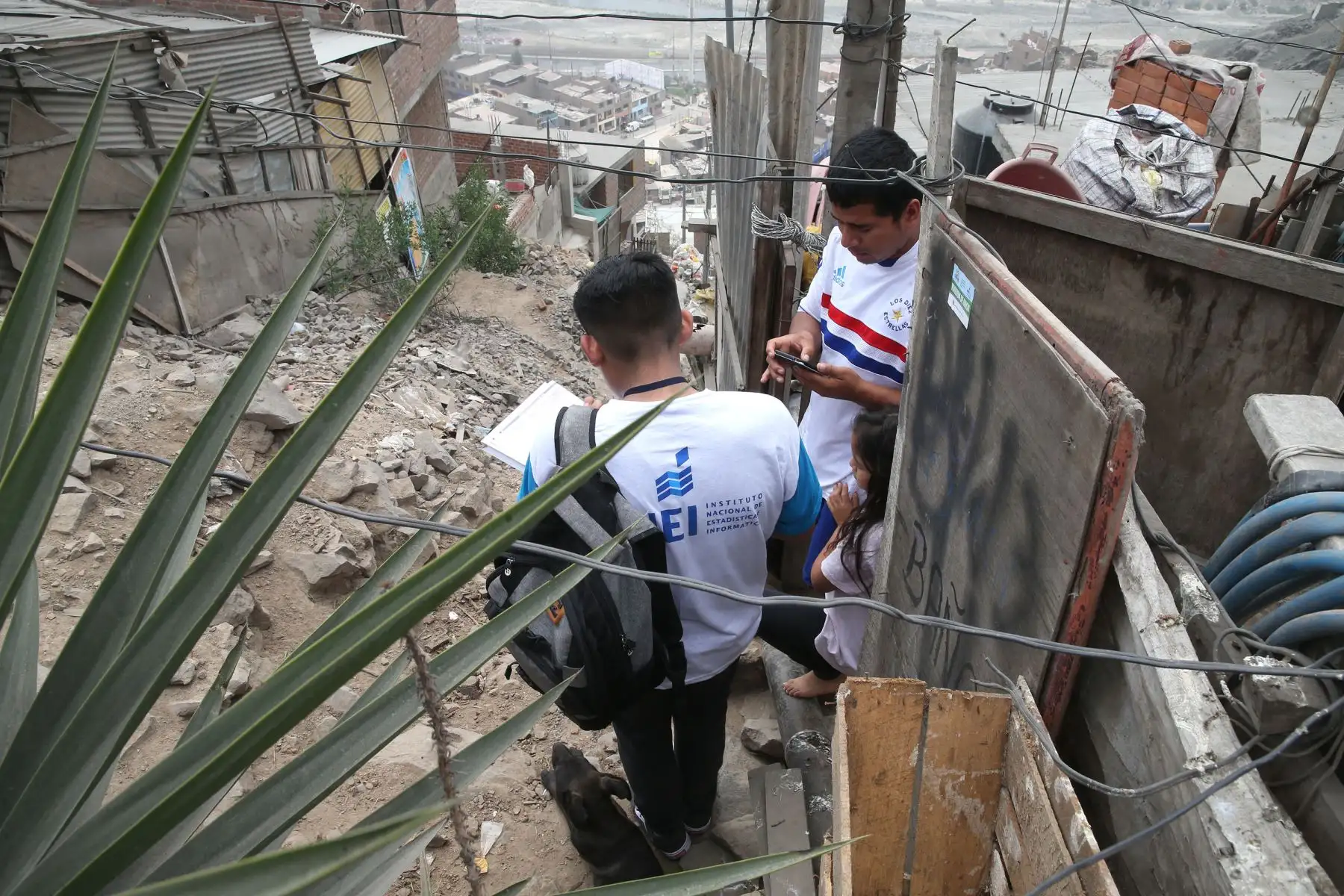 LIMA PERÚ, OCTUBRE 22. Empadronadores debidamente acreditados realizan el Censo Nacional 2017 en el cerro San Cristobal.Foto: ANDINA/ Vidal Tarqui
