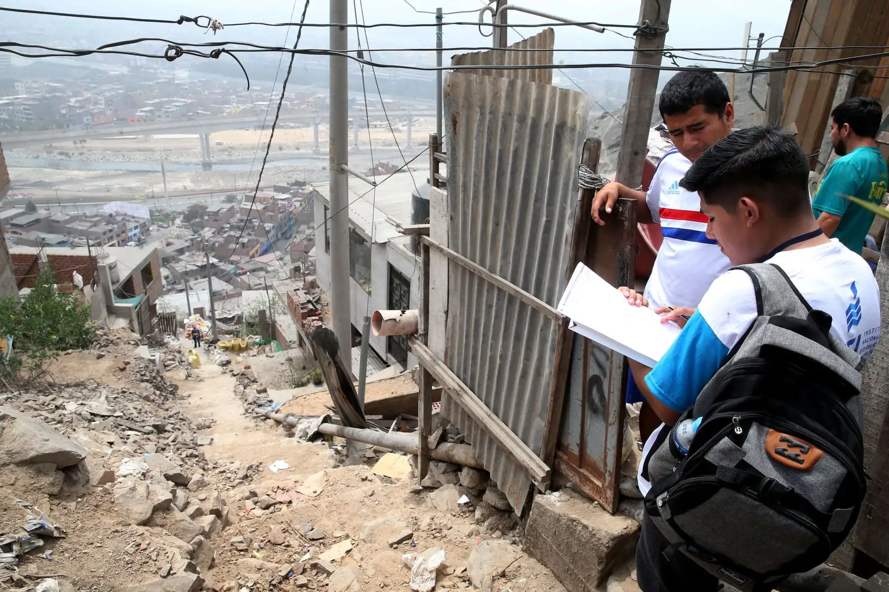 LIMA PERÚ, OCTUBRE 22. Empadronadores debidamente acreditados realizan el Censo Nacional 2017 en el cerro San Cristobal.Foto: ANDINA/ Vidal Tarqui
