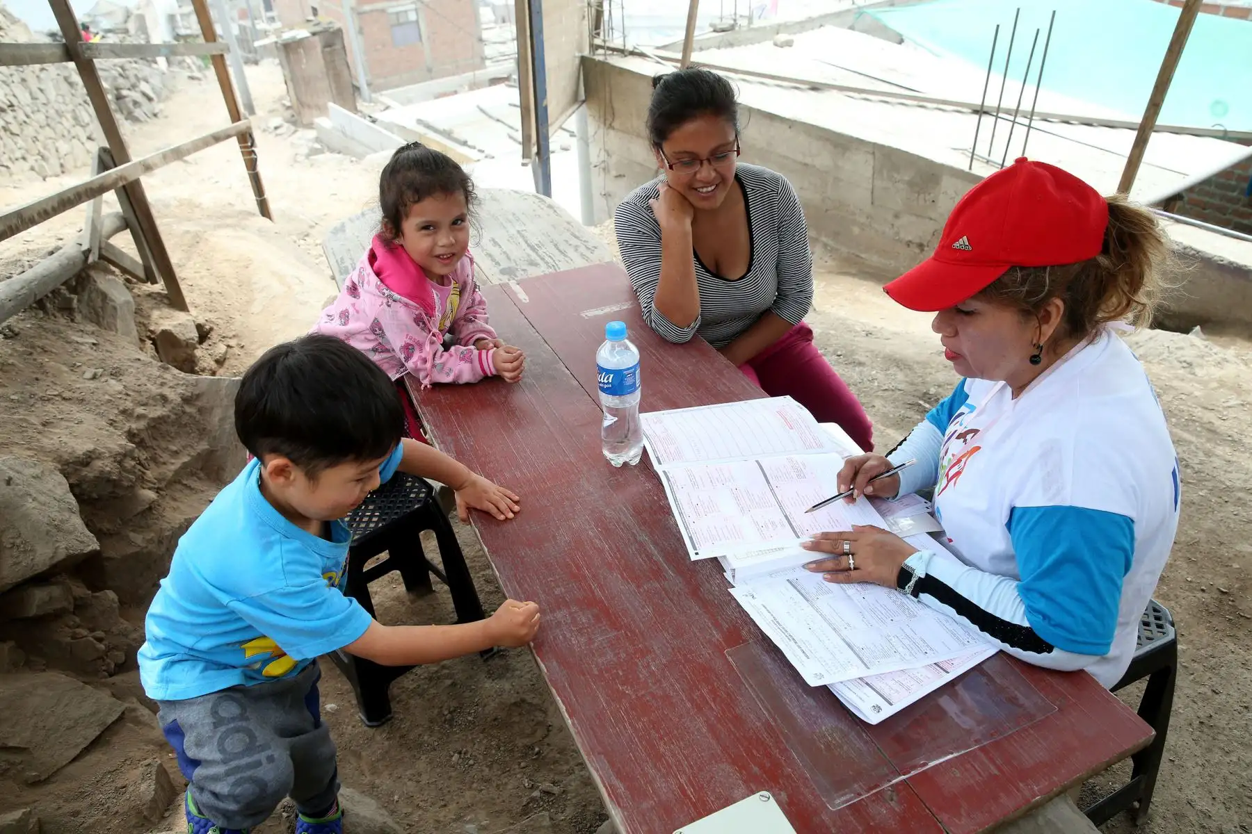 LIMA PERÚ, OCTUBRE 22. Empadronadores debidamente acreditados realizan el Censo Nacional 2017 en el cerro San Cristobal.Foto: ANDINA/ Vidal Tarqui