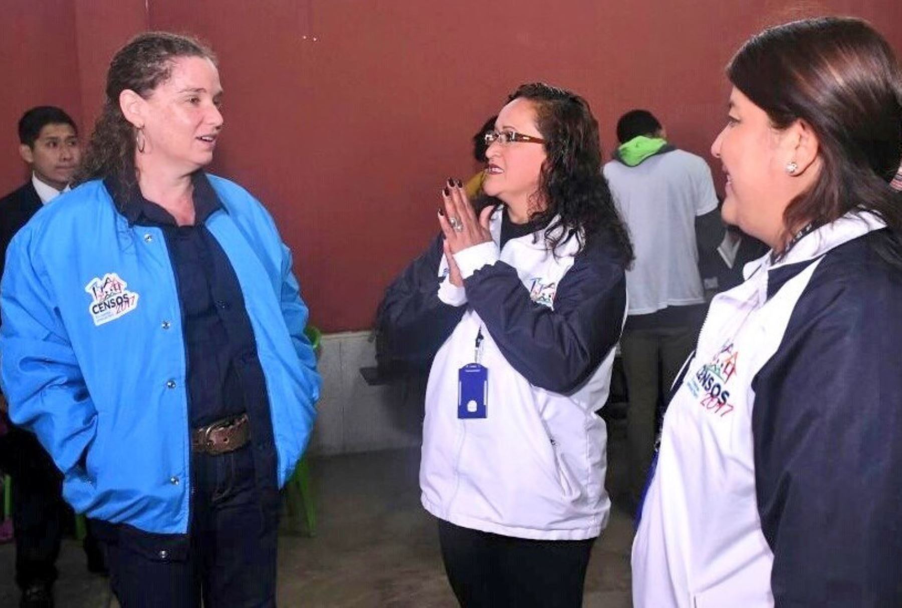 Ministra de Economía y Finanzas, Claudia Cooper (izquierda) dialoga con supervisoras del censo en Villa El Salvador. Foto: MEF.