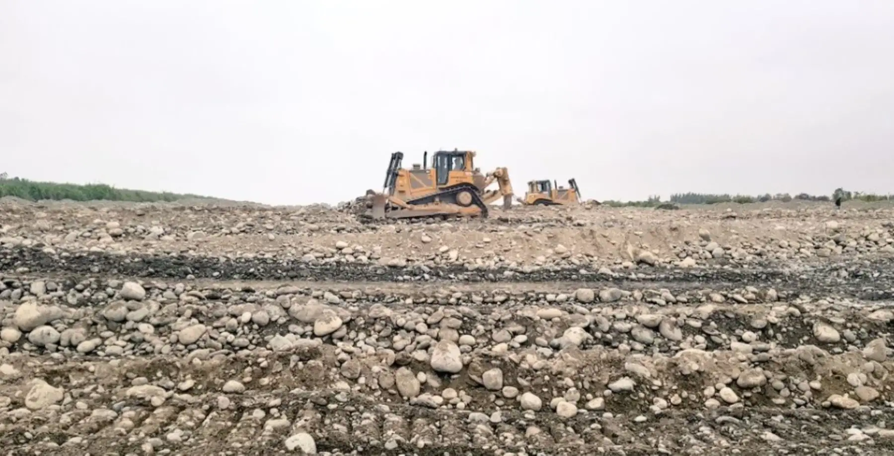 El director ejecutivo de la Autoridad para la Reconstrucción con Cambios, Pablo de la Flor, y el gobernador regional de Lima, Nelson Chui, supervisaron el avance de las obras de limpieza y encauzamiento en el río Cañete, en la región Lima, en el marco de las intervenciones preventivas ante la próxima temporada de lluvias.