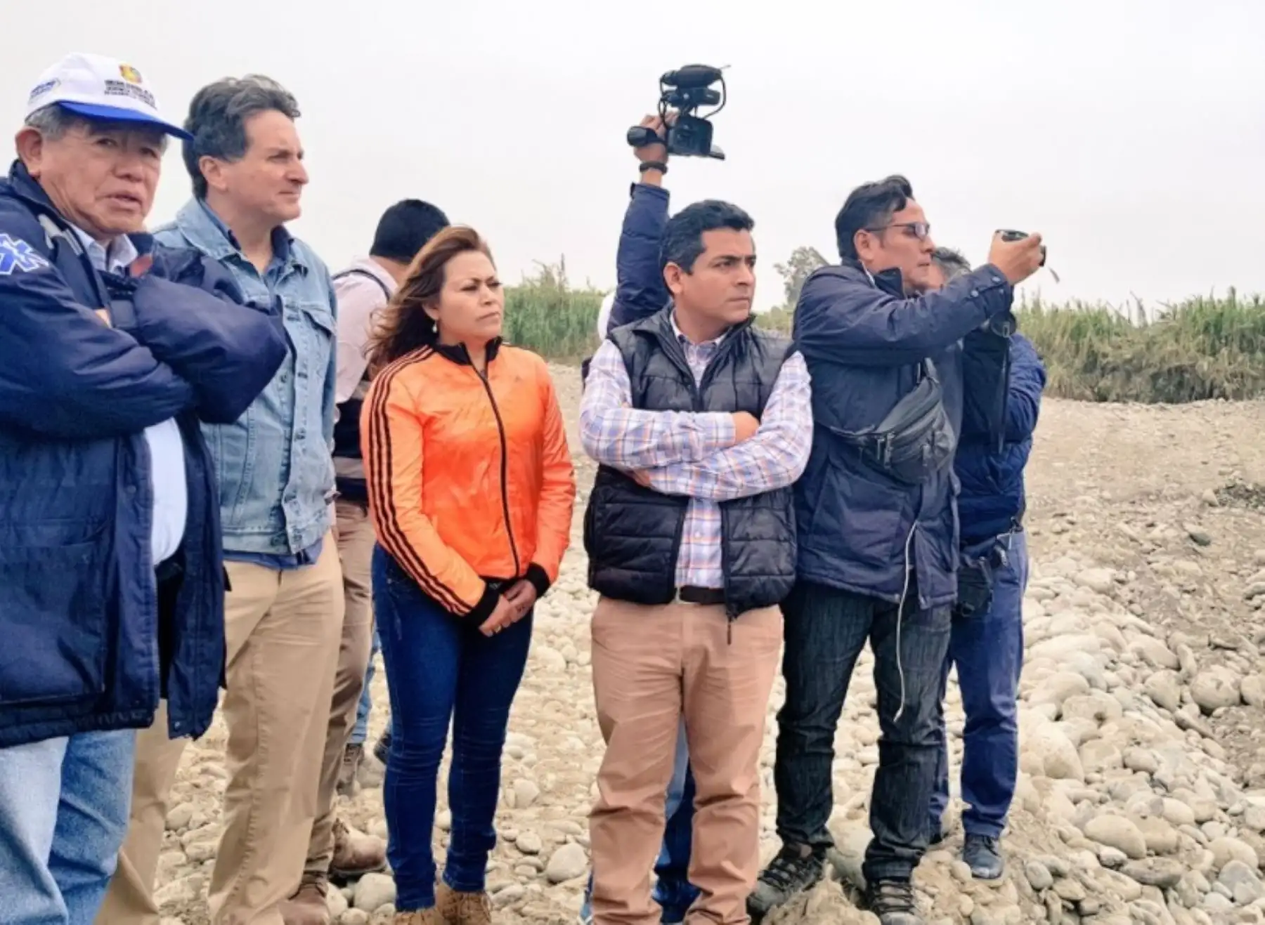 El director ejecutivo de la Autoridad para la Reconstrucción con Cambios, Pablo de la Flor, y el gobernador regional de Lima, Nelson Chui, supervisaron el avance de las obras de limpieza y encauzamiento en el río Cañete, en la región Lima, en el marco de las intervenciones preventivas ante la próxima temporada de lluvias.