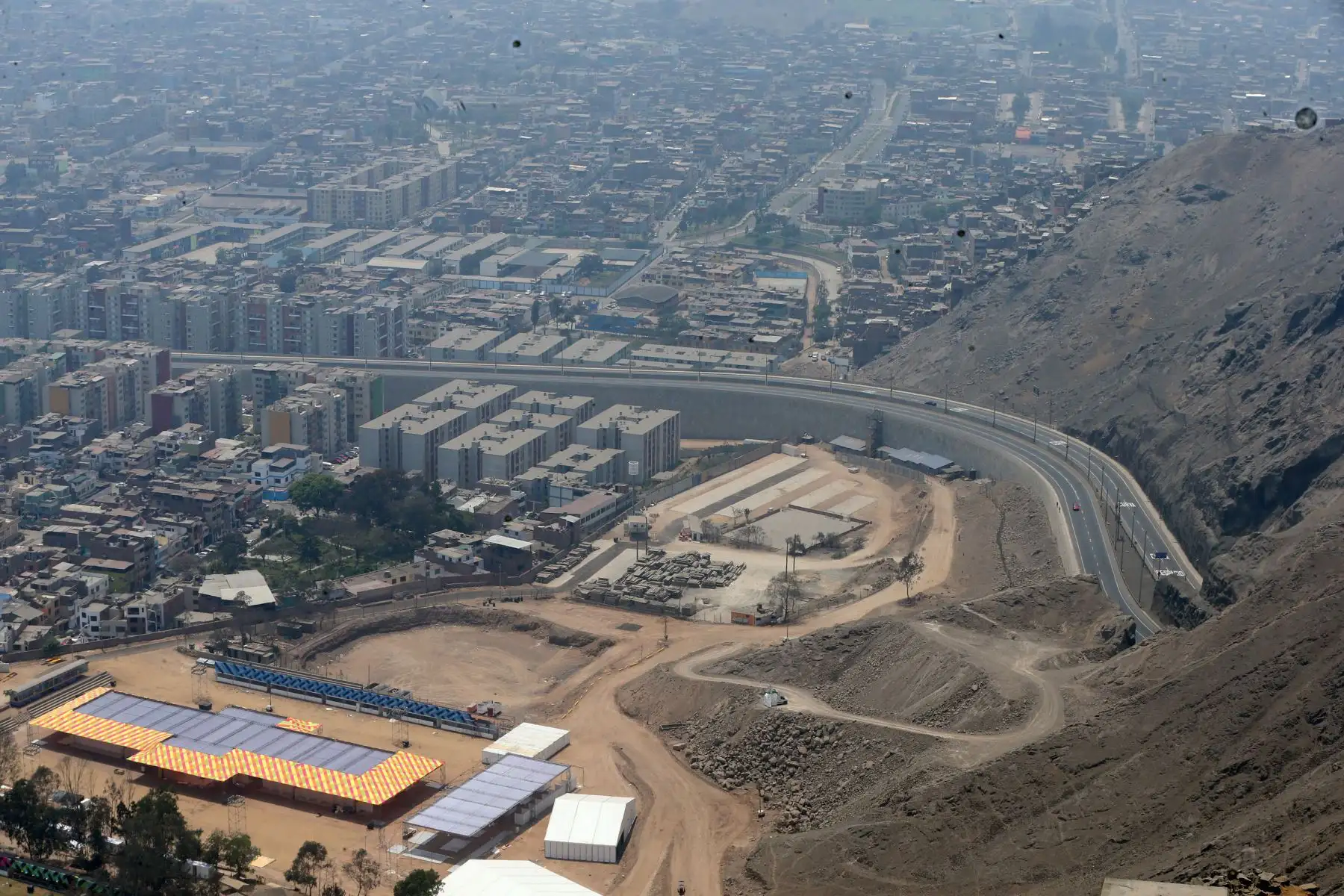 LIMA PERÚ, OCTUBRE 22. Vista panoramica de Lima desde el cerro San Cristobal durante  el Censo Nacional 2017.Foto: ANDINA/ Vidal Tarqui