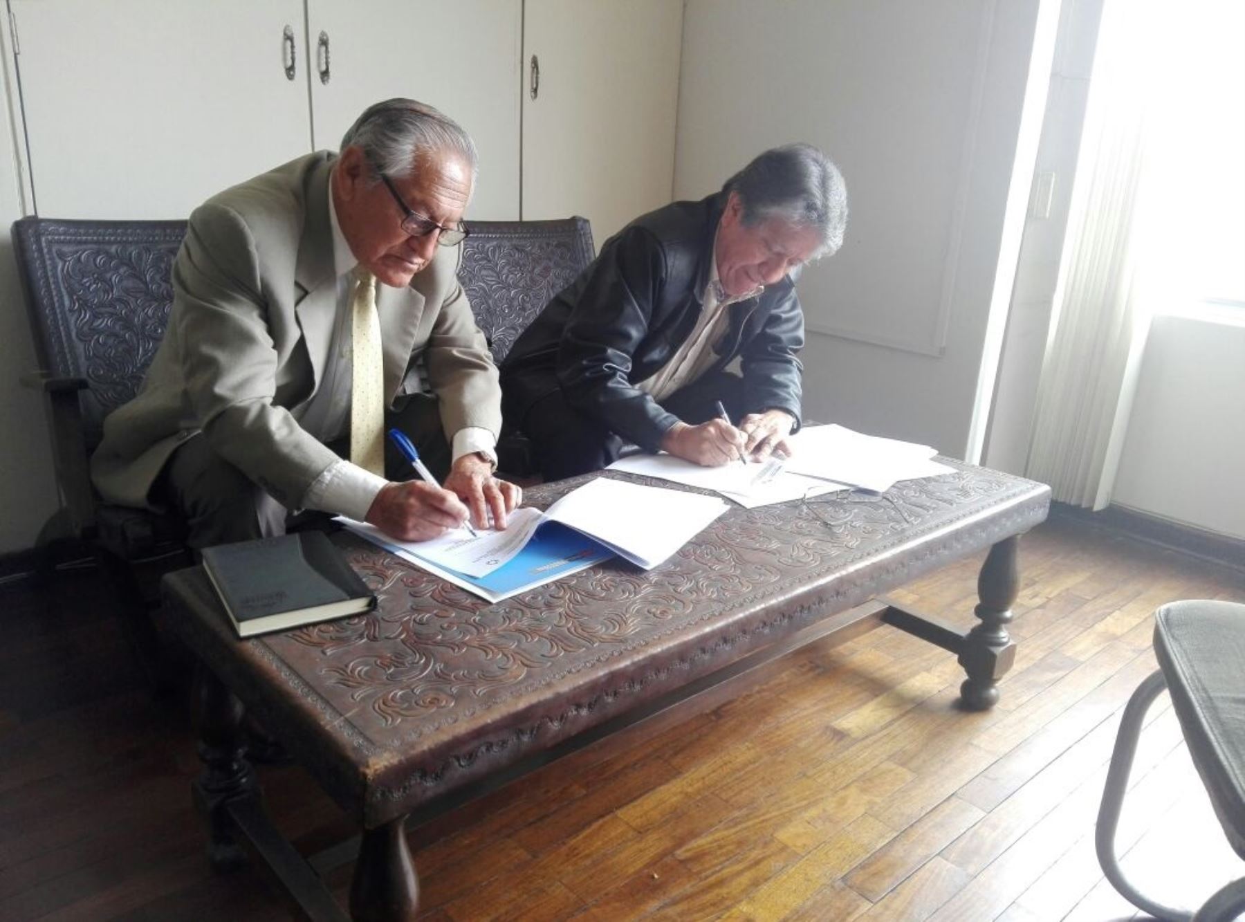 Director del Ceresis, Leandro Rodríguez, y el presidente del Inaigem, Benjamín Morales, firmaron convenio. ANDINA/Difusión