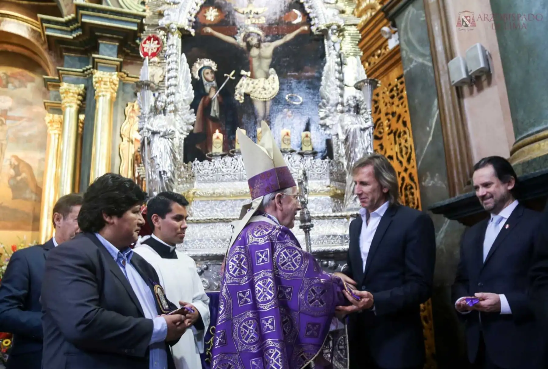 LIMA,PERÚ-OCTUBRE 25. El entrenador de la selección peruana de fútbol, Ricardo Gareca, participa en una misa en la iglesia de las Nazarenas, en honor al Señor de los Milagros. Foto: ANDINA/Difusión.