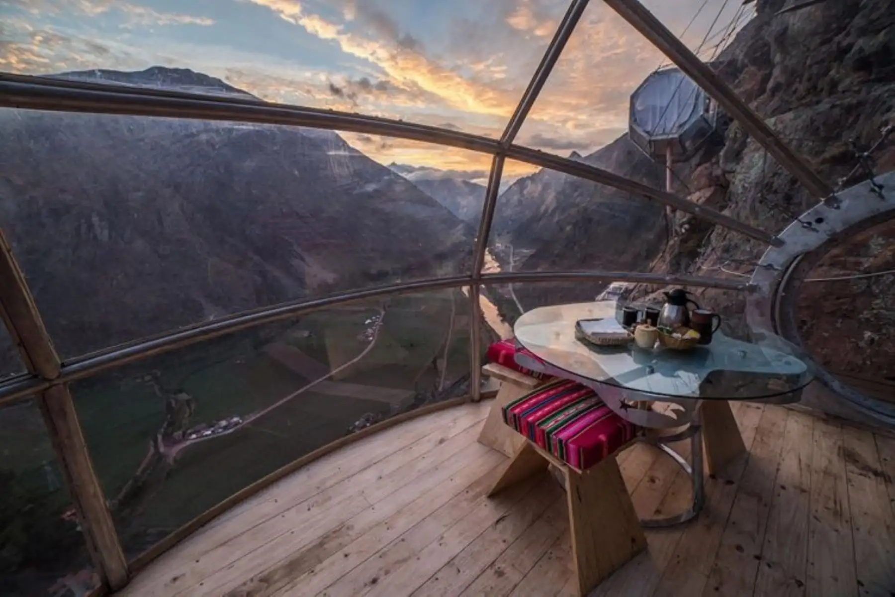 Imagine pasar la noche en un dormitorio dentro de una cápsula de vidrio suspendida a 366 metros (1,200 pies) de altura, sobre la ladera de una montaña en la provincia cusqueña de Urubamba, desde donde se tiene una vista inigualable del cielo poblado de estrellas.