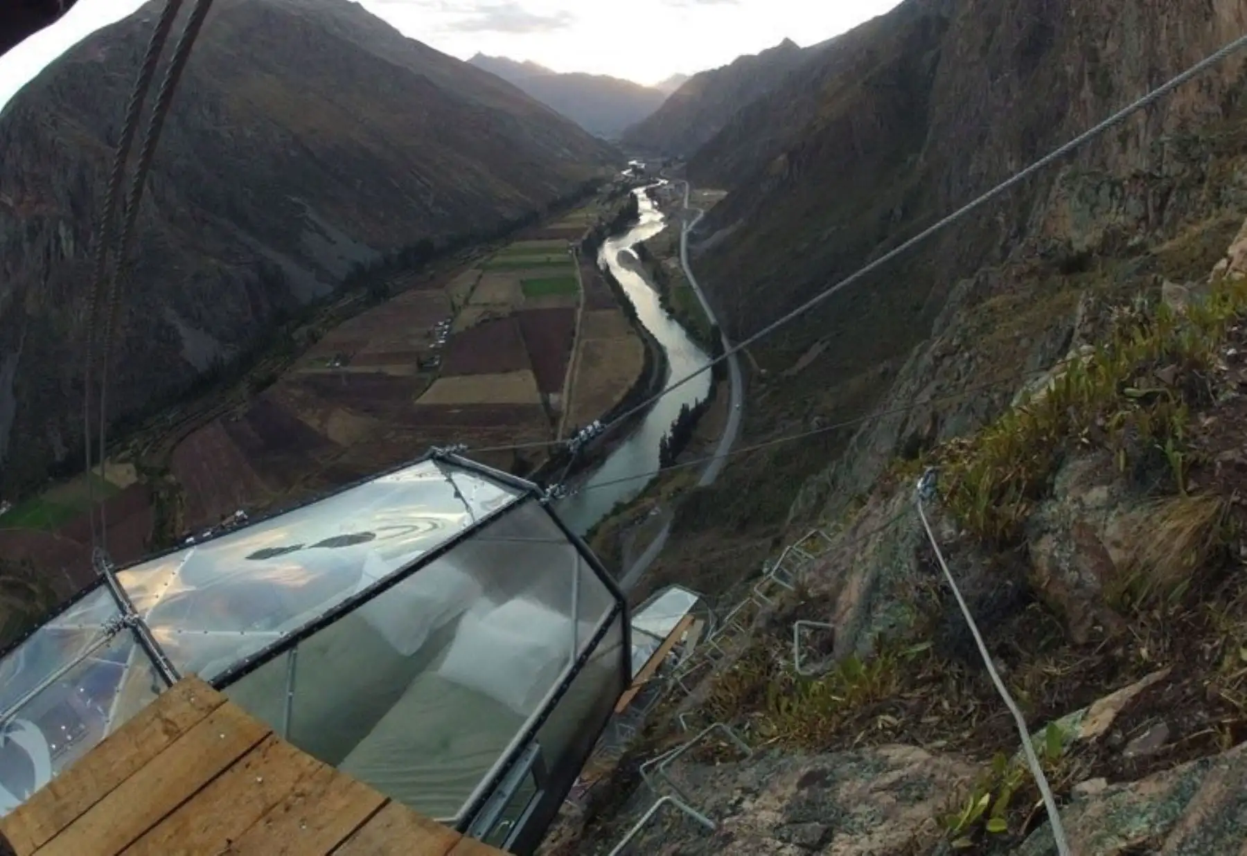 Imagine pasar la noche en un dormitorio dentro de una cápsula de vidrio suspendida a 366 metros (1,200 pies) de altura, sobre la ladera de una montaña en la provincia cusqueña de Urubamba, desde donde se tiene una vista inigualable del cielo poblado de estrellas.