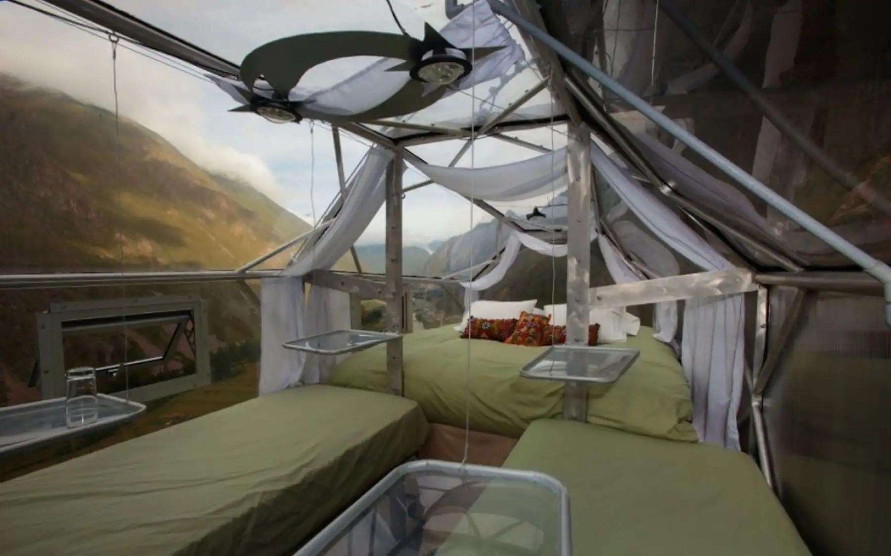 Imagine pasar la noche en un dormitorio dentro de una cápsula de vidrio suspendida a 366 metros (1,200 pies) de altura, sobre la ladera de una montaña en la provincia cusqueña de Urubamba, desde donde se tiene una vista inigualable del cielo poblado de estrellas.