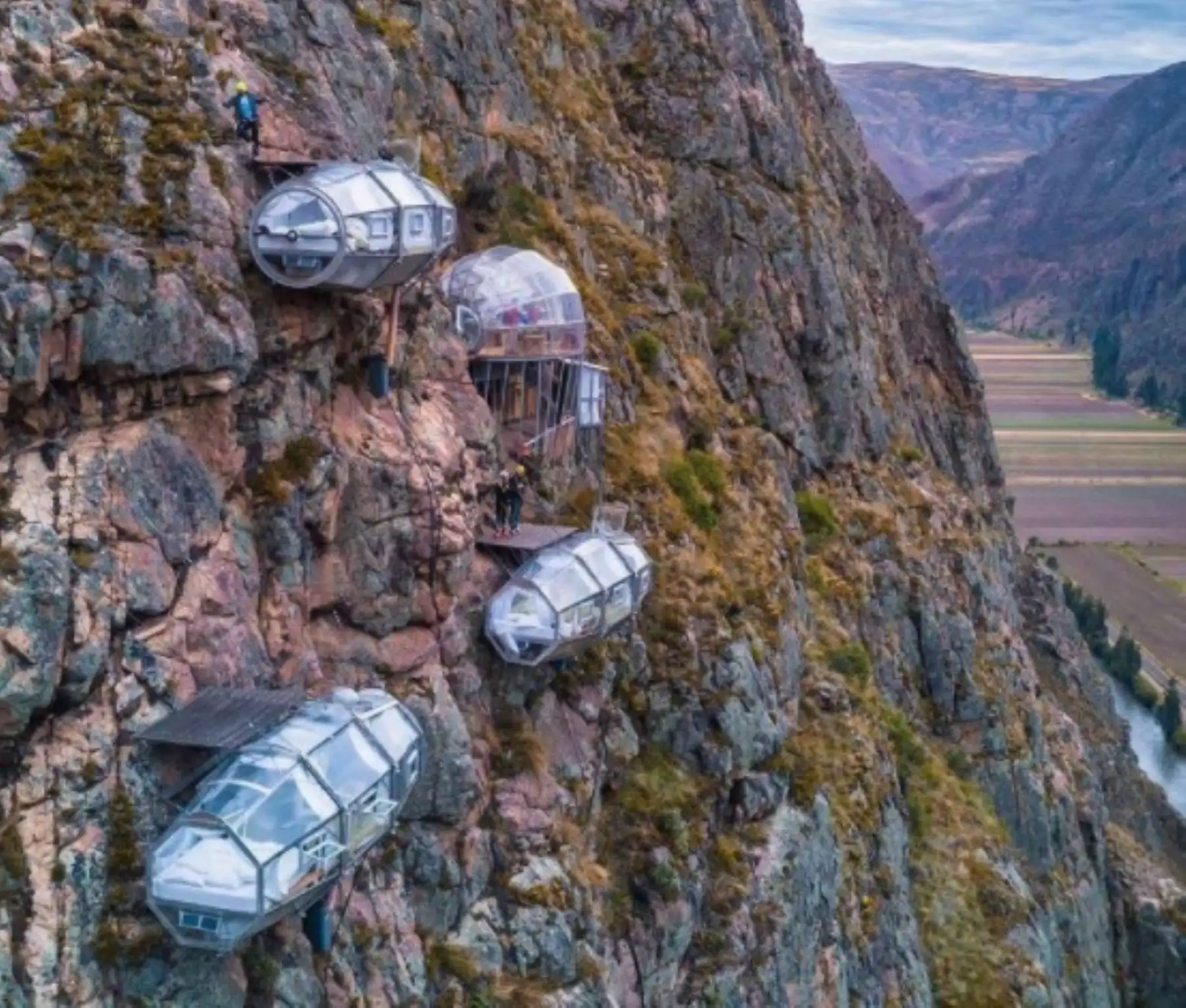 Imagine pasar la noche en un dormitorio dentro de una cápsula de vidrio suspendida a 366 metros (1,200 pies) de altura, sobre la ladera de una montaña en la provincia cusqueña de Urubamba, desde donde se tiene una vista inigualable del cielo poblado de estrellas.