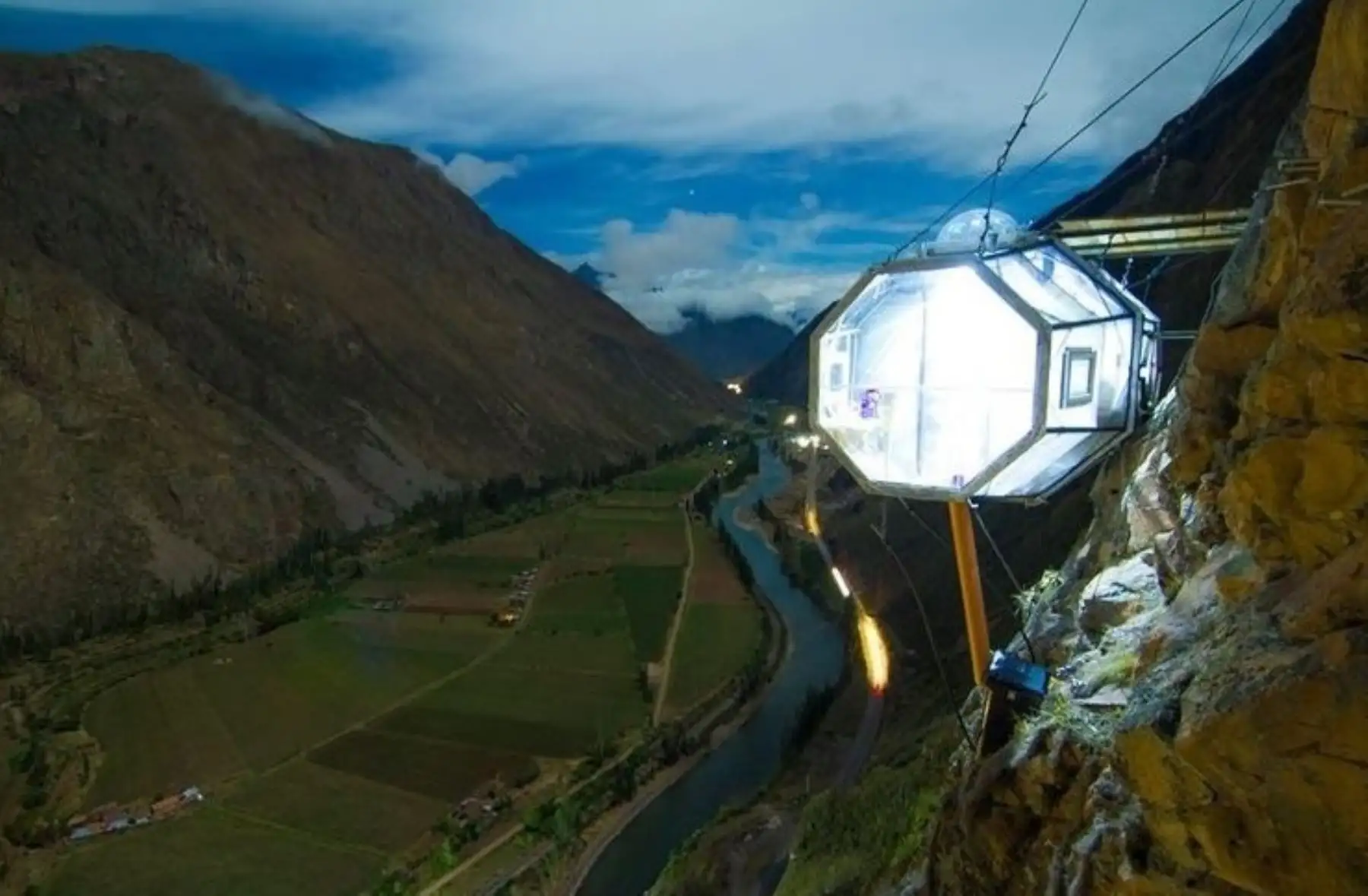 Imagine pasar la noche en un dormitorio dentro de una cápsula de vidrio suspendida a 366 metros (1,200 pies) de altura, sobre la ladera de una montaña en la provincia cusqueña de Urubamba, desde donde se tiene una vista inigualable del cielo poblado de estrellas.