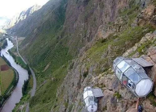 Imagine pasar la noche en un dormitorio dentro de una cápsula de vidrio suspendida a 366 metros (1,200 pies) de altura, sobre la ladera de una montaña en la provincia cusqueña de Urubamba, desde donde se tiene una vista inigualable del cielo poblado de estrellas.