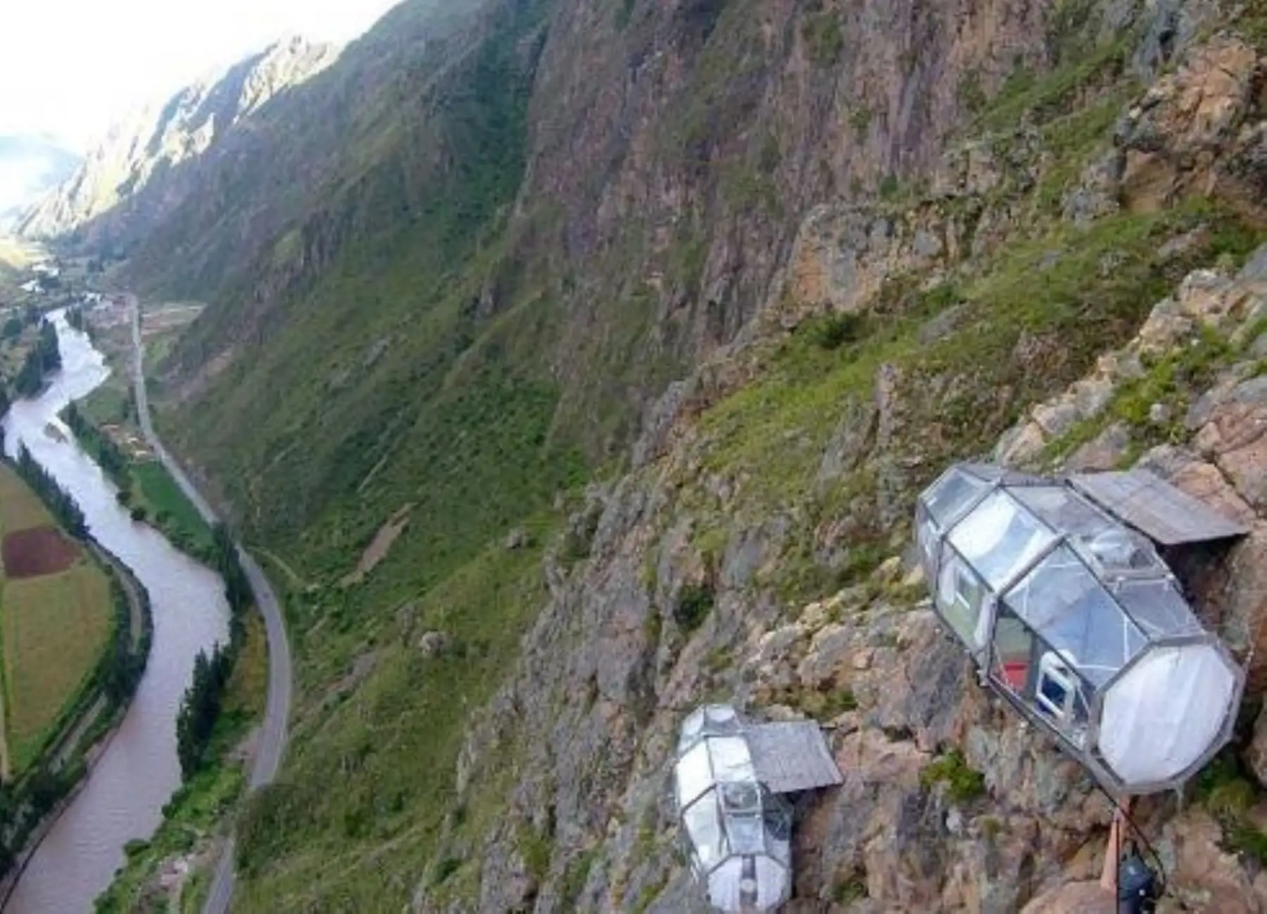 Imagine pasar la noche en un dormitorio dentro de una cápsula de vidrio suspendida a 366 metros (1,200 pies) de altura, sobre la ladera de una montaña en la provincia cusqueña de Urubamba, desde donde se tiene una vista inigualable del cielo poblado de estrellas.
