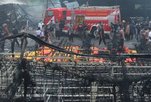 Incendio en fábrica de pirotecnia deja más de 40 muertos en Indonesia. Foto: AFP