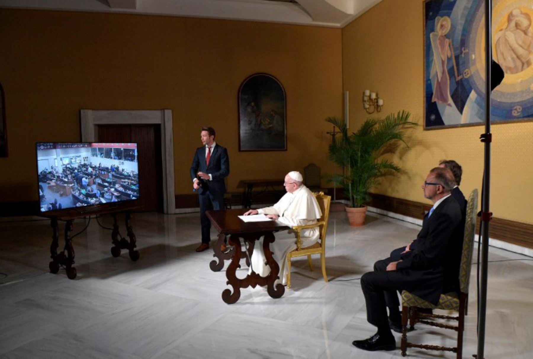 Papa Francisco conversa con seis tripulantes de la Estación Espacial Internacional. Foto: AFP