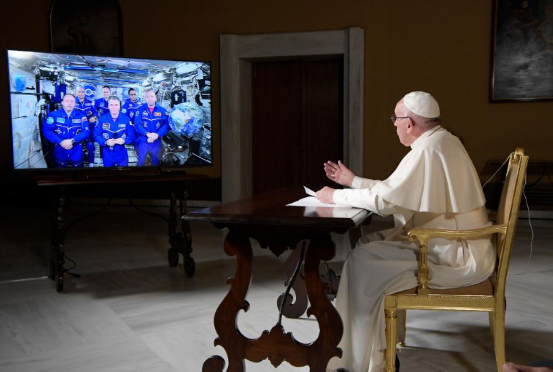 Papa Francisco conversa con seis tripulantes de la Estación Espacial Internacional. Foto: AFP