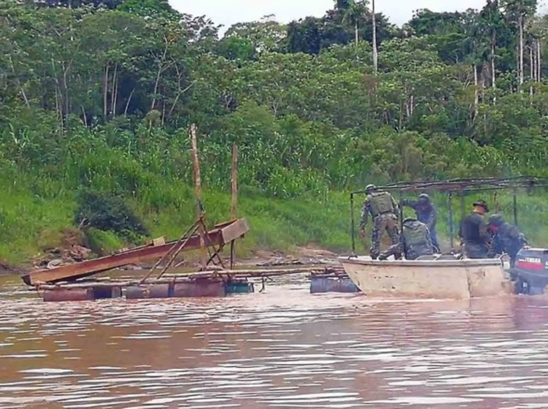 La Marina de Guerra del Perú, a través del personal Guardacostas de la Capitanía de Puerto Maldonado, realizó operaciones de interdicción contra la minería ilegal en el río Tambopata, sector “Filadelfia” del departamento de Madre de Dios.