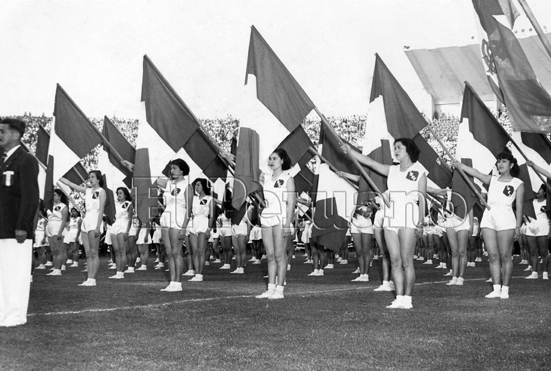 26/10/2017   Lima - 27 octubre 1952 / Jóvenes mujeres portan la Bandera Nacional en el marco de actividades y ceremonias realizadas en la inauguración del Estadio Nacional. Foto: ANDINA.