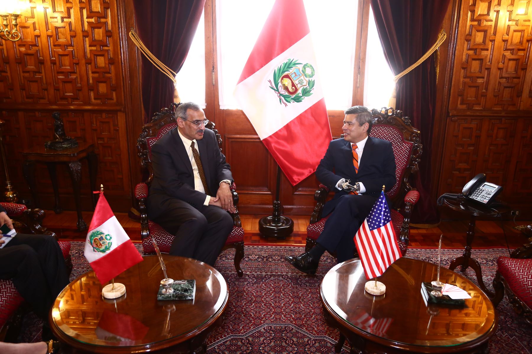 Embajador de Estados Unidos en Lima, Krishna R. Urs, y el presidente del Congreso, Luis Galarreta.