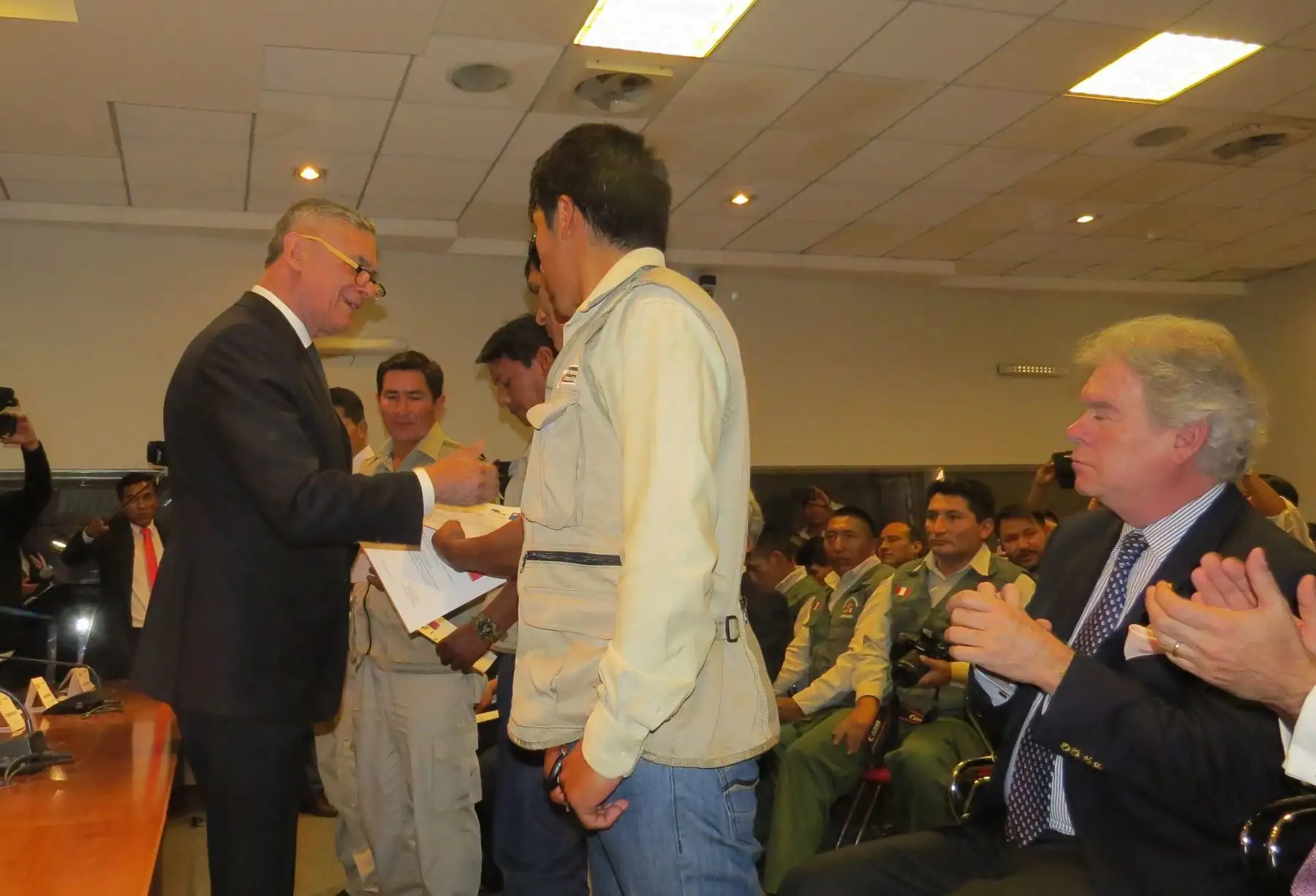 Cancillería de Chile reconoce a 45 bomberos cusqueños que ayudaron a sofocar incendio. ANDINA/Percy Hurtado