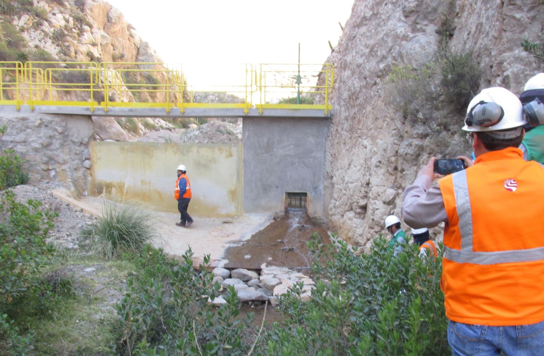 Dique temporal para la retención de los afloramientos de agua del depósito de desmonte Torata Oeste de la minera Southern Perú. ANDINA/Difusión