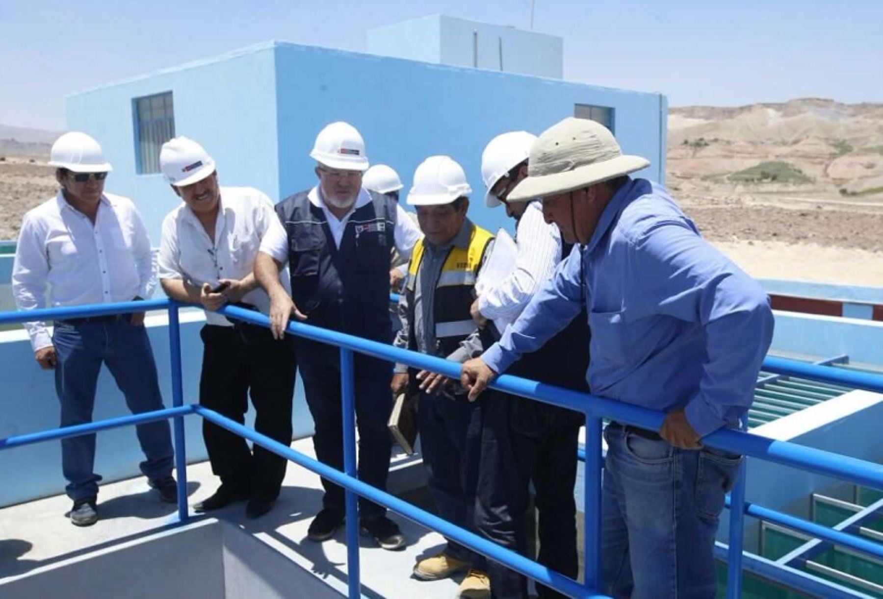 Ministro de Vivienda, Carlos Bruce, inspeccionó la instalación y mejoramiento de los servicios de agua potable y alcantarillado en el distrito de Vítor, en la región Arequipa.