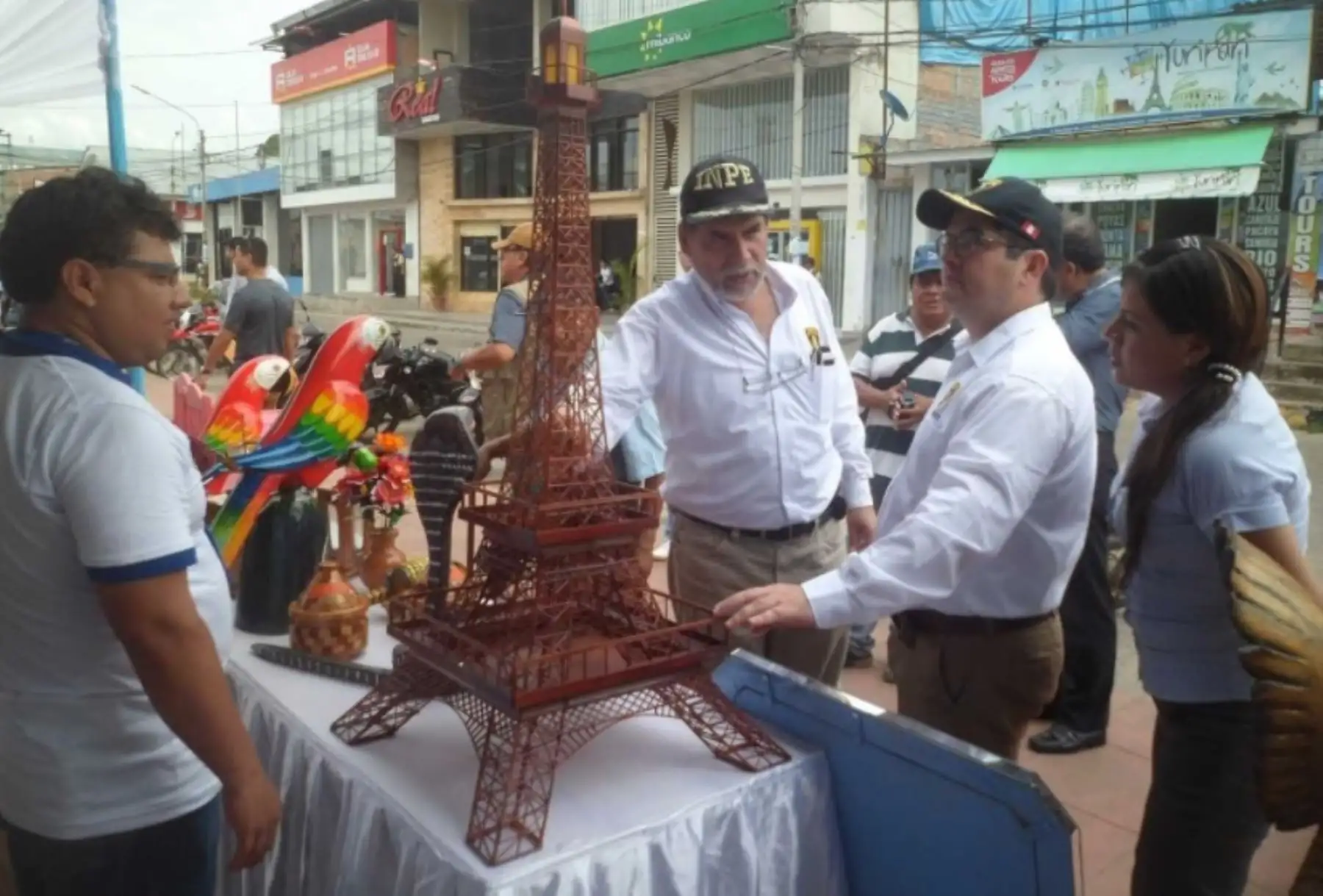Internos de 9 establecimientos penales de la zona Nororiente del Instituto Nacional Penitenciario (INPE) exponen y venden sus trabajos de artesanía en madera, papel, fibras, arcilla, telas y otros, en la Primera Feria Regional Nororiente San Martín 2017 que se realiza hoy como parte de la iniciativa “Cárceles Productivas”.