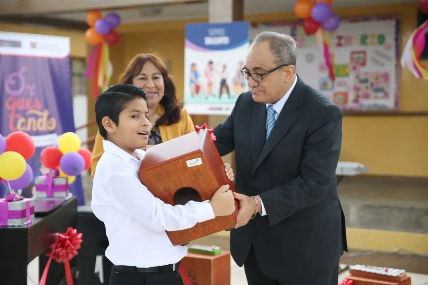 Ministro de Educación, Idel Vexler, entrega instrumentos para estudiantes con discapacidad.