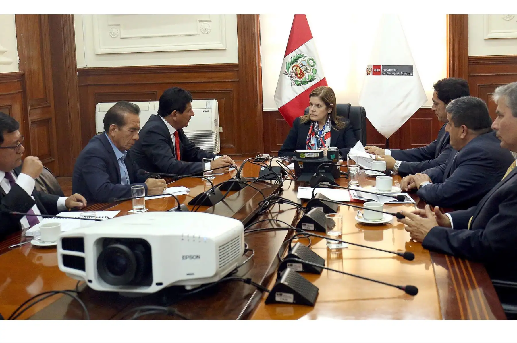 Jefa del Gabinete Ministerial, Mercedes Aráoz, se reunió con gobernadores regionales para abordar reconstrucción.