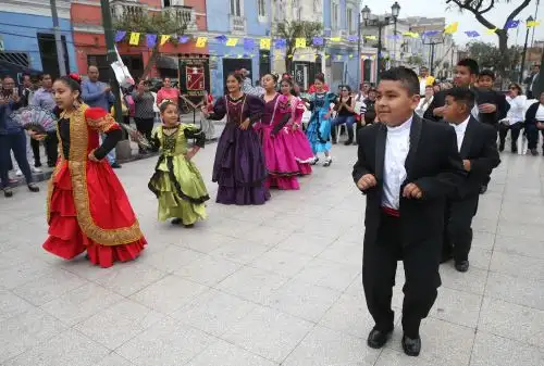 LIMA,PERÚ-OCTUBRE 31. Una jarana al ritmo de cajón y guitarra, un carruaje con tapadas limeñas, bailes afroperuanos forman parte de la celebración por el Día de la Canción Criolla. Foto: ANDINA/Vidal Tarqui