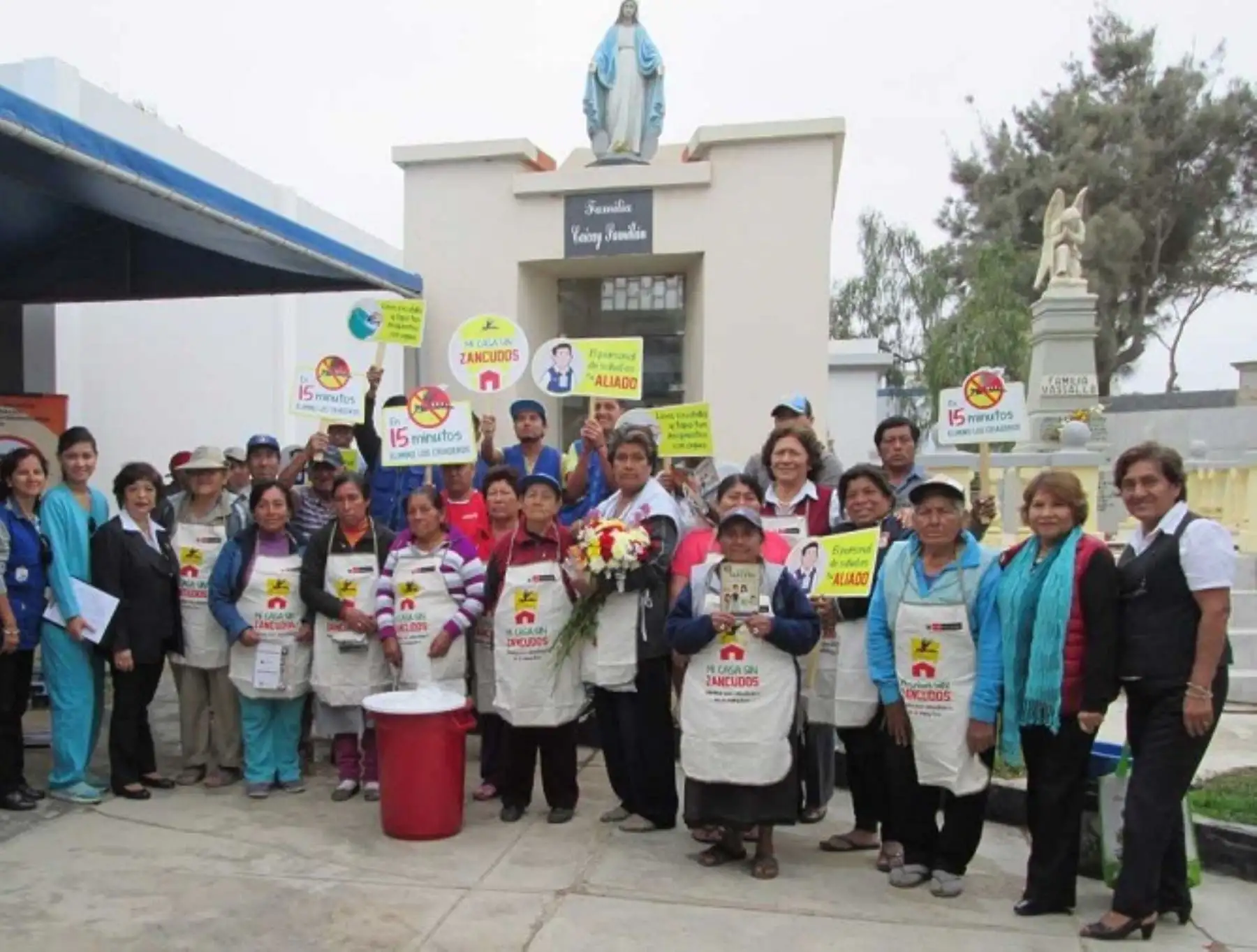 Especialistas de la Gerencia Regional de Salud capacitaron a floristas que operan en el Cementerio El Carmen de Chiclayo, principal camposanto de esta ciudad, a fin de prevenir el dengue, zika y chikunguña en esta zona del país.