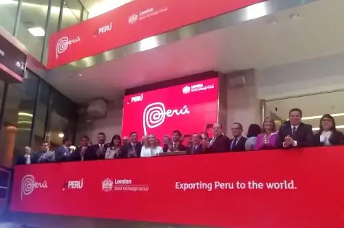 Ministro Bruno Giuffra da el tradicional campanazo en la Bolsa de Valores de Londres, Foto: ANDINA.