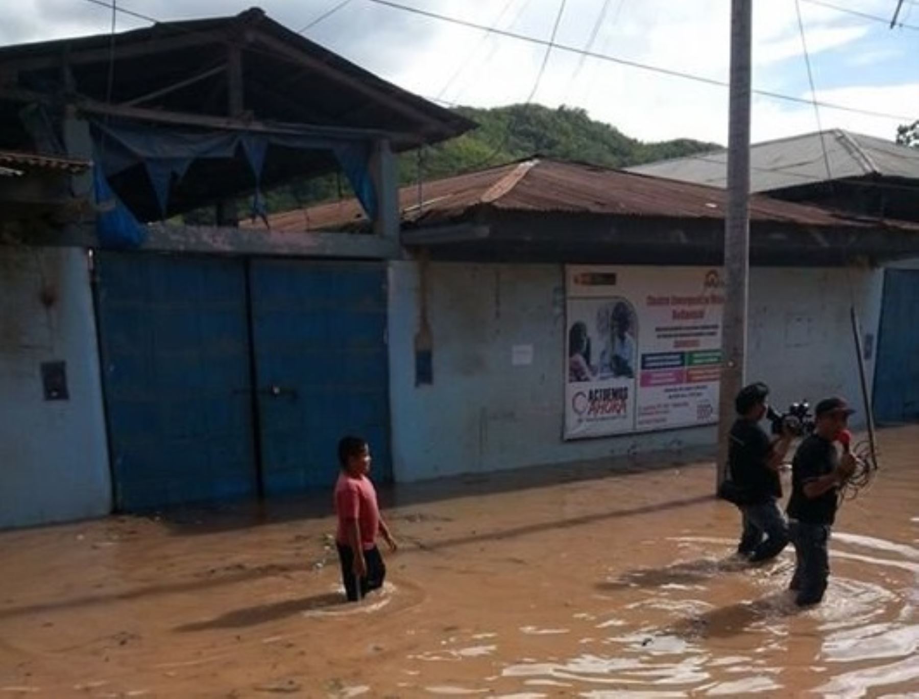 Los desbordes e inundaciones en la provincia de Picota han provocado hasta el momento la desaparición de cinco habitantes del centro poblado Paraíso, informó el alcalde provincial, Rolando García, quien afirmó que viene gestionando la ayuda necesaria con las autoridades del Ejecutivo.
