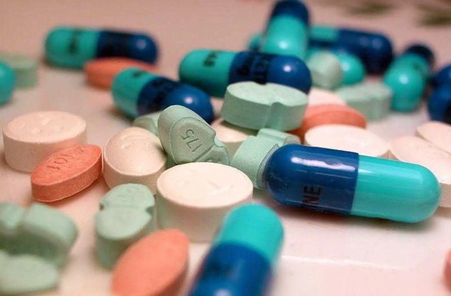 El Seguro Social de Salud (EsSalud) desconcentró el tratamiento antirretroviral para sus afiliados con VIH/SIDA en 16 establecimientos de salud de 15 Redes Asistenciales a escala nacional, con el objetivo de mejorar el acceso y la oportunidad de atención de esta enfermedad, informó el presidente ejecutivo de esa entidad, Gabriel Del Castillo Mory.