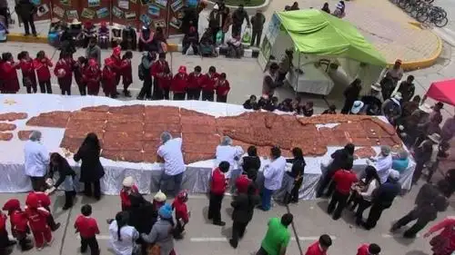 Al conmemorarse el Día de los Difuntos, personal de la municipalidad provincial de Junín preparó la Tanta Wawa más grande del Perú, tradicional pan andino en forma de muñeco, preparado con harina de trigo, de maca y otros ingredientes oriundos de la zona, a la cual se bautizó con el nombre de “Shimona”.