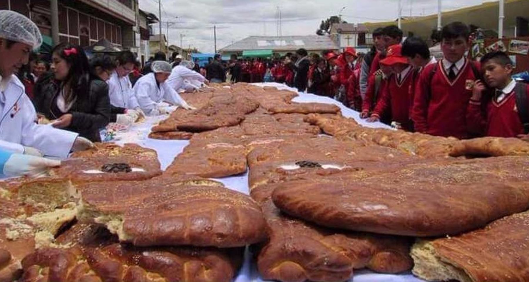 Al conmemorarse el Día de los Difuntos, personal de la municipalidad provincial de Junín preparó la Tanta Wawa más grande del Perú, tradicional pan andino en forma de muñeco, preparado con harina de trigo, de maca y otros ingredientes oriundos de la zona, a la cual se bautizó con el nombre de “Shimona”.