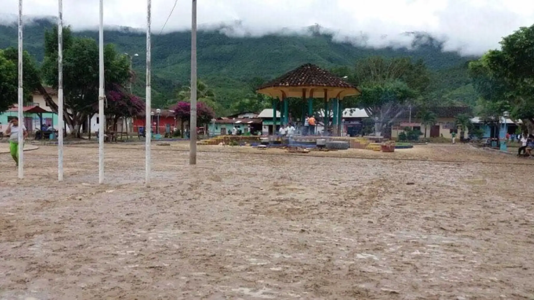 Totalmente inundada se encuentra la plaza de Shamboyacu, en Picota. Foto: Captura TV.